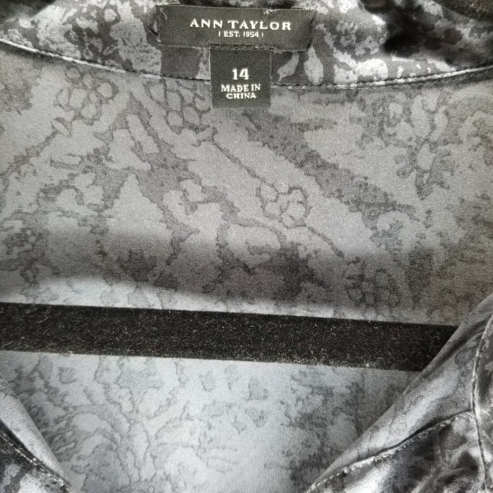 Ann Taylor Dark Gray Button Up Collared Damask Long Sleeve Silk Blouse Size 14 - Picture 4 of 5